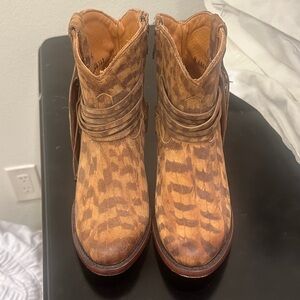 Lucchese Tan Leather Ankle Boots
